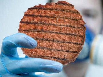 Un científico con una hamburguesa