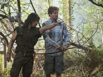 Oliver Queen en la isla con Yao Fei Oliver Queen en la isla con Yao Fei