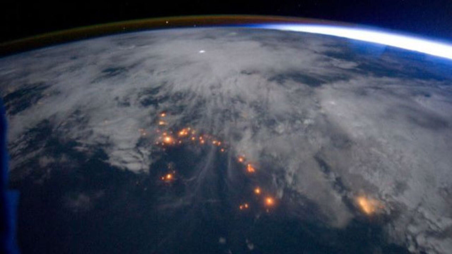 La Tierra, en la que se ven luces de las principales ciudades