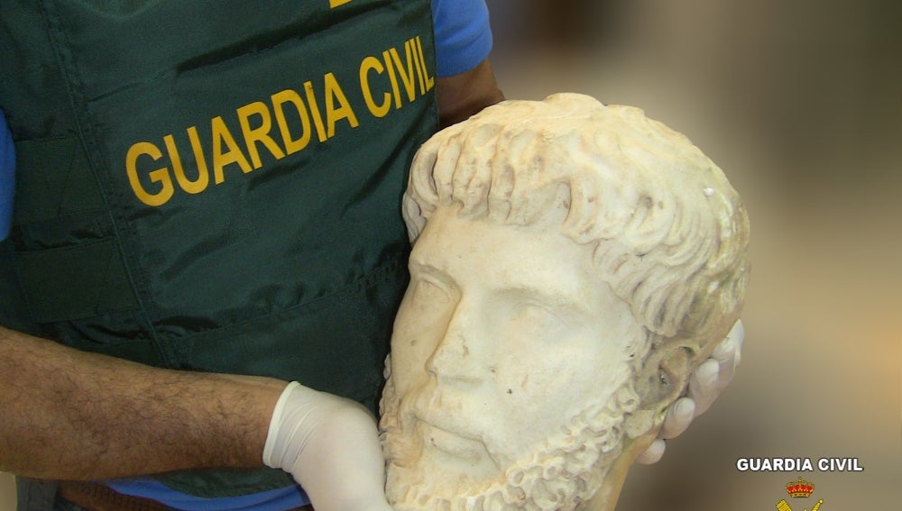 La Guardia Civil recupera una cabeza de mármol del Emperador Marco Aurelio 