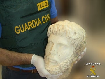 La Guardia Civil recupera una cabeza de mármol del Emperador Marco Aurelio La Guardia Civil recupera una cabeza de mármol del Emperador Marco Aurelio