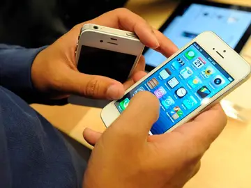 Usuario con el iPhone 5 (Archivo) Usuario con el iPhone 5 (Archivo)