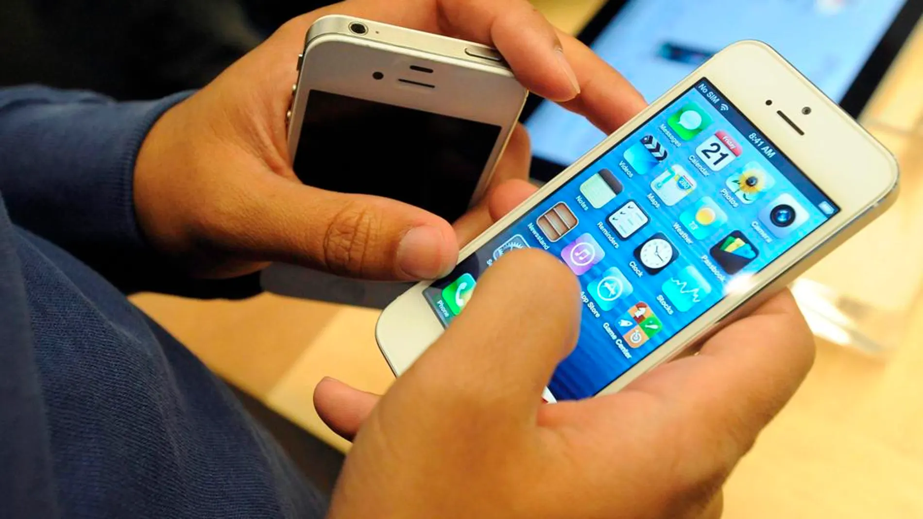 Usuario con el iPhone 5 (Archivo) Usuario con el iPhone 5 (Archivo)