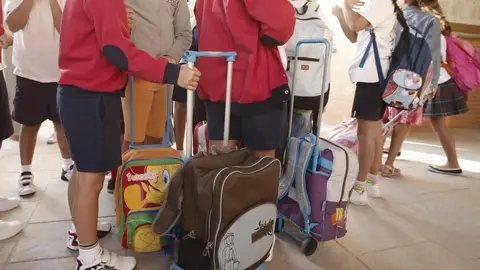 Varios niños llegan con sus mochilas al colegio. Varios niños llegan con sus mochilas al colegio.