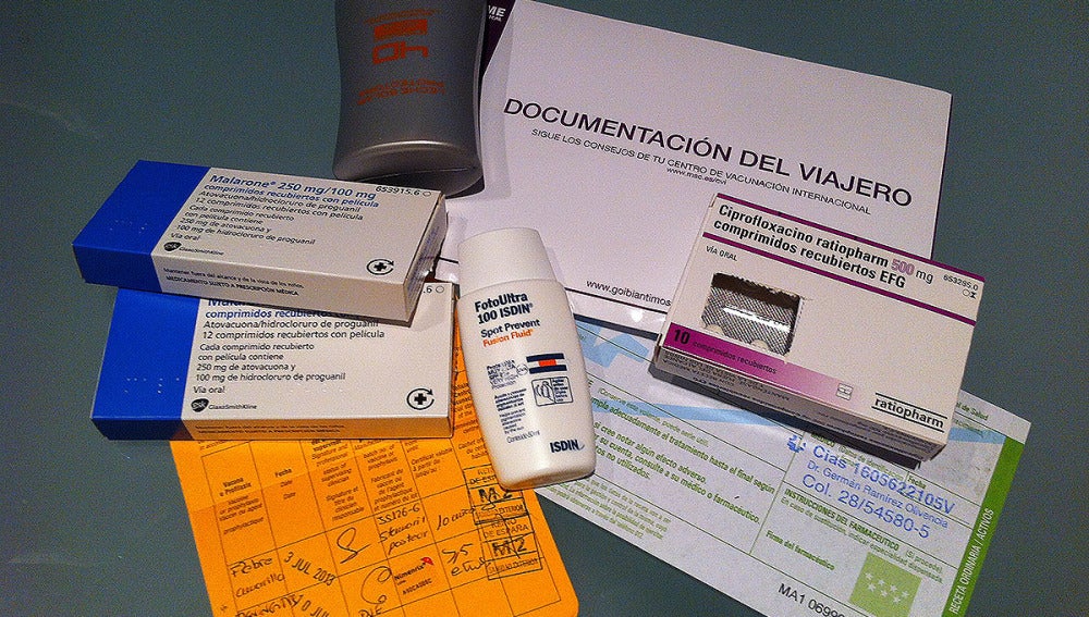 Cartilla de vacunación y muestra de medicamentos