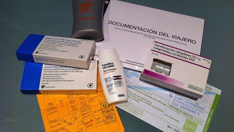 Cartilla de vacunaci&oacute;n y muestra de medicamentos