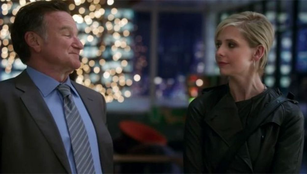 Robin Williams junto a la su compañera de reparto en ‘The crazy ones’. Sarah Michelle Geller tuiteó múltiples fotos junto a Williams de la serie en la que ambos interpretan a padre e hija