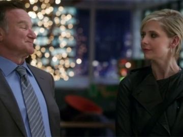 Robin Williams junto a la su compañera de reparto en ‘The crazy ones’. Sarah Michelle Geller tuiteó múltiples fotos junto a Williams de la serie en la que ambos interpretan a padre e hija