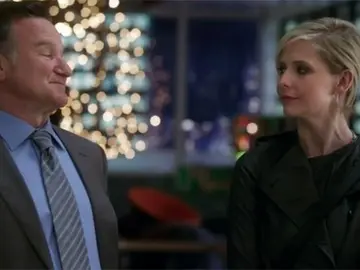 Robin Williams junto a la su compañera de reparto en ‘The crazy ones’. Sarah Michelle Geller tuiteó múltiples fotos junto a Williams de la serie en la que ambos interpretan a padre e hija Robin Williams junto a la su compañera de reparto en ‘The crazy ones’. Sarah Michelle Geller tuiteó múltiples fotos junto a Williams de la serie en la que ambos interpretan a padre e hija