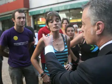 Iñigo Urkullu se encara con un grupo de personas que le insultan Iñigo Urkullu se encara con un grupo de personas que le insultan