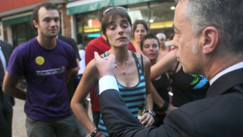 I&ntilde;igo Urkullu se encara con un grupo de personas que le insultan