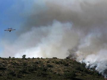 Un avión trabaja para sofocar un incendio