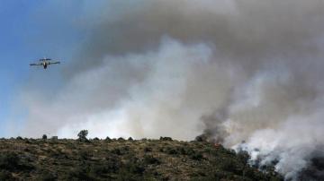 Un avión trabaja para sofocar un incendio