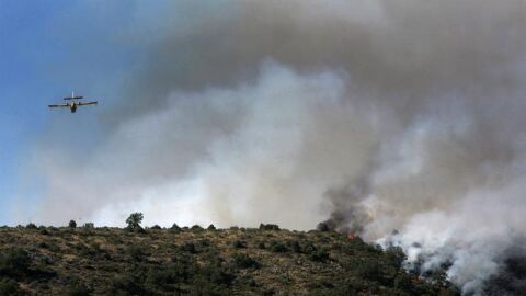 Un avi&oacute;n trabaja para sofocar un incendio