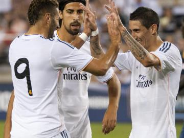 Benzema y Di María celebran un gol.