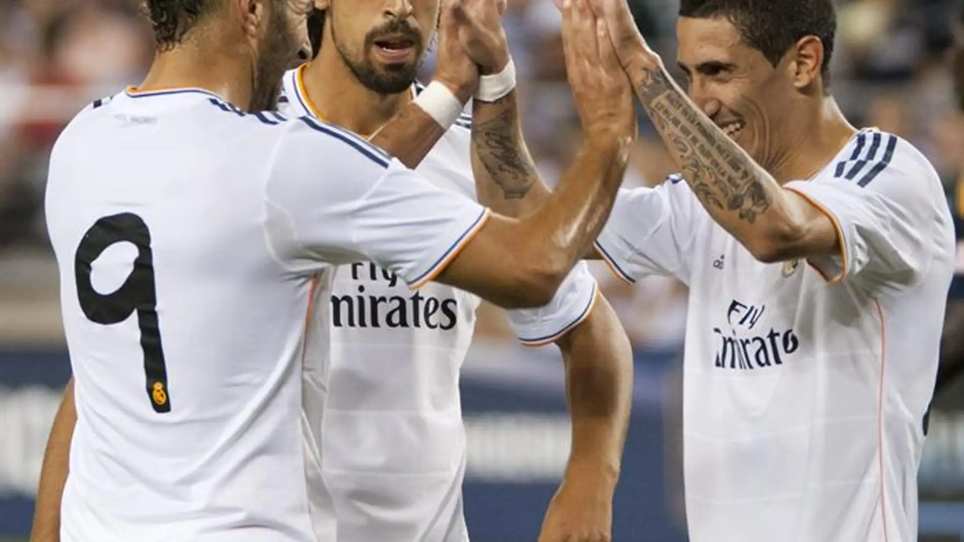 Benzema y Di María celebran un gol.