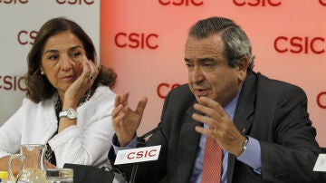 La secretaria de Estado de Investigación, Carmen Vela, y el presidente del CSIC, Emilio Lora-Tamayo 