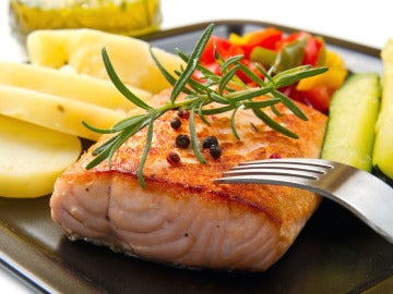 Plato de salmón a la plancha con verduras