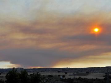 Un incendio en Cebreros obliga a cortar una carretera y a desalojar un poblado 'hippy'