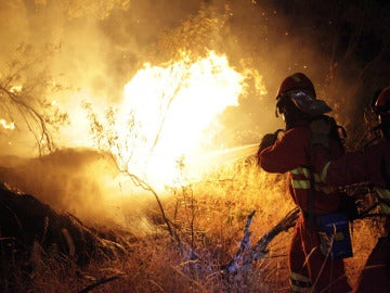 Agentes de la UME luchan contra el fuego en Cebreros, Ávila