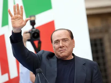 Silvio Berlusconi saluda emocionado a sus seguidores en Roma Silvio Berlusconi saluda emocionado a sus seguidores en Roma