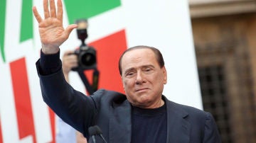 Silvio Berlusconi saluda emocionado a sus seguidores en Roma