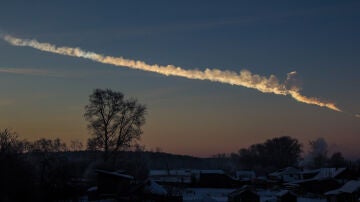 Estela dejada por el bólido sobre Chelyabinsk.