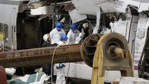 Agentes de la policía científica investigan y recogen datos del tren accidentado en Santiago Agentes de la policía científica investigan y recogen datos del tren accidentado en Santiago