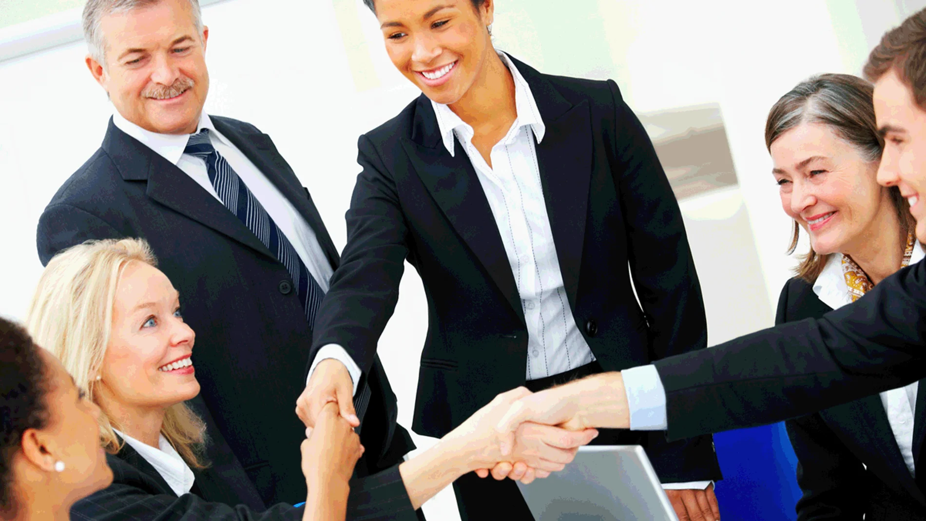 Los departamentos de recursos humanos tienden a contratar a trabajadores mayores Los departamentos de recursos humanos tienden a contratar a trabajadores mayores