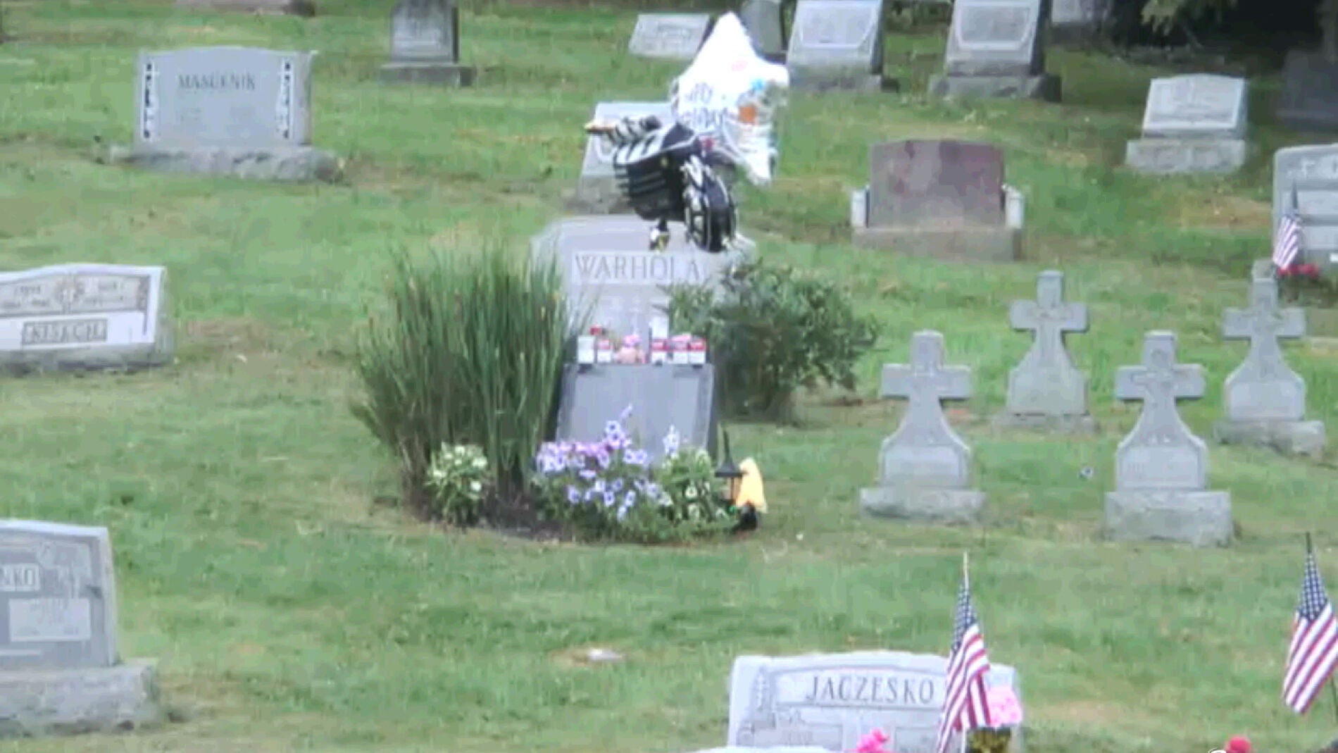 Imagen de la tumba de Wharhol desde EarthCam 