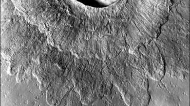 Una gran capa de hielo explica la existencia de sus cráteres dobles en Marte
