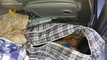 Imagen de la mujer marroquí oculta dentro de la bolsa