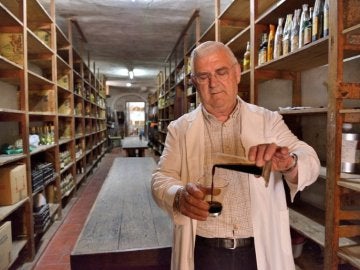 Juan Micó enseña una muestra de la bebida que pudo dar origen a la Coca Cola
