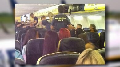Treinta turistas escoceses borrachos siembran el caos en un vuelo de Ryanair rumbo a Ibiza