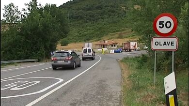 Los vecinos de Olave se juegan la vida a diario al cruzar la carretera que divide su localidad