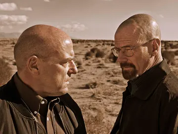 Hank Schrader (Dean Norris) y Walter White (Bryan Cranston) Hank Schrader (Dean Norris) y Walter White (Bryan Cranston)