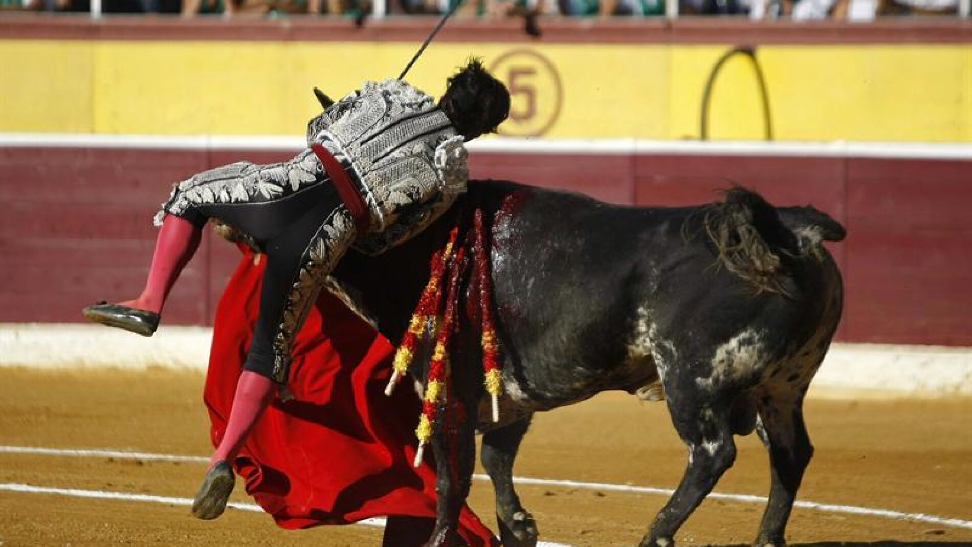 El torero Morante de la Puebla, herido de asta en Huesca