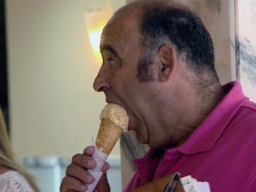 Un hombre disfruta comiendo un helado