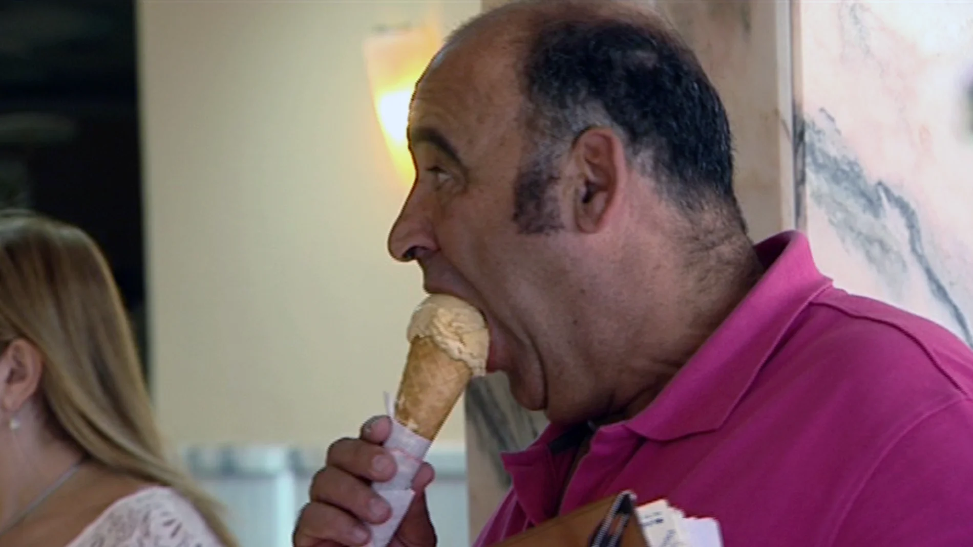 Un hombre disfruta comiendo un helado Un hombre disfruta comiendo un helado