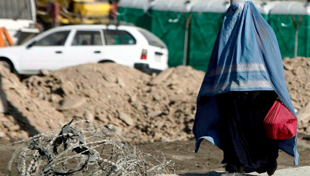 Una mujer camina con un burka en Afganistán