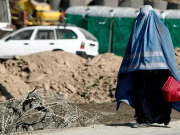 Un tribunal talibán condena a 40 latigazos a una mujer por hablar por teléfono con un hombre Un tribunal talibán condena a 40 latigazos a una mujer por hablar por teléfono con un hombre