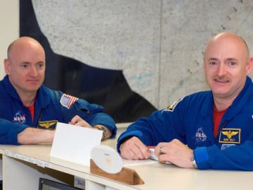 Los hermanos astronautas Mark y Scott Kelly