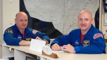 Los hermanos astronautas Mark y Scott Kelly