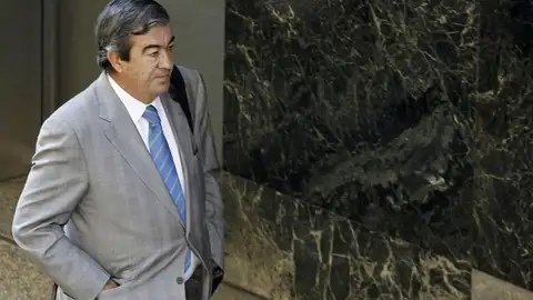 Álvarez Cascos se acerca a la entrada de la Audiencia Nacional Álvarez Cascos se acerca a la entrada de la Audiencia Nacional