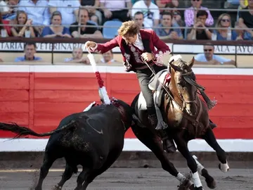 El rejoneador Pablo Hermoso de Mendoza lidia su primer toro El rejoneador Pablo Hermoso de Mendoza lidia su primer toro