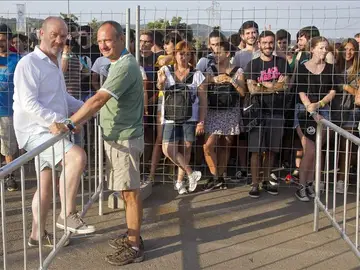 El productor británico Vince Power junto a varios de los asistentes a la decimonovena edición del FIB El productor británico Vince Power junto a varios de los asistentes a la decimonovena edición del FIB