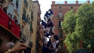 El hombre que sufrió un accidente tras derrumbarse la torre de castellers se encuentra fuera de peligro