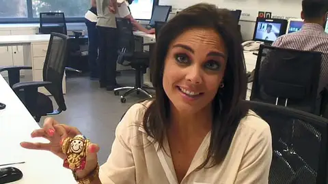 Mónica Carrillo muestra su mesa de trabajo Mónica Carrillo muestra su mesa de trabajo