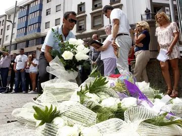 Homenaje a las víctimas del accidente de Spanair Homenaje a las víctimas del accidente de Spanair