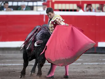 José Maria Manzanares realiza un pase al sexto toro José Maria Manzanares realiza un pase al sexto toro